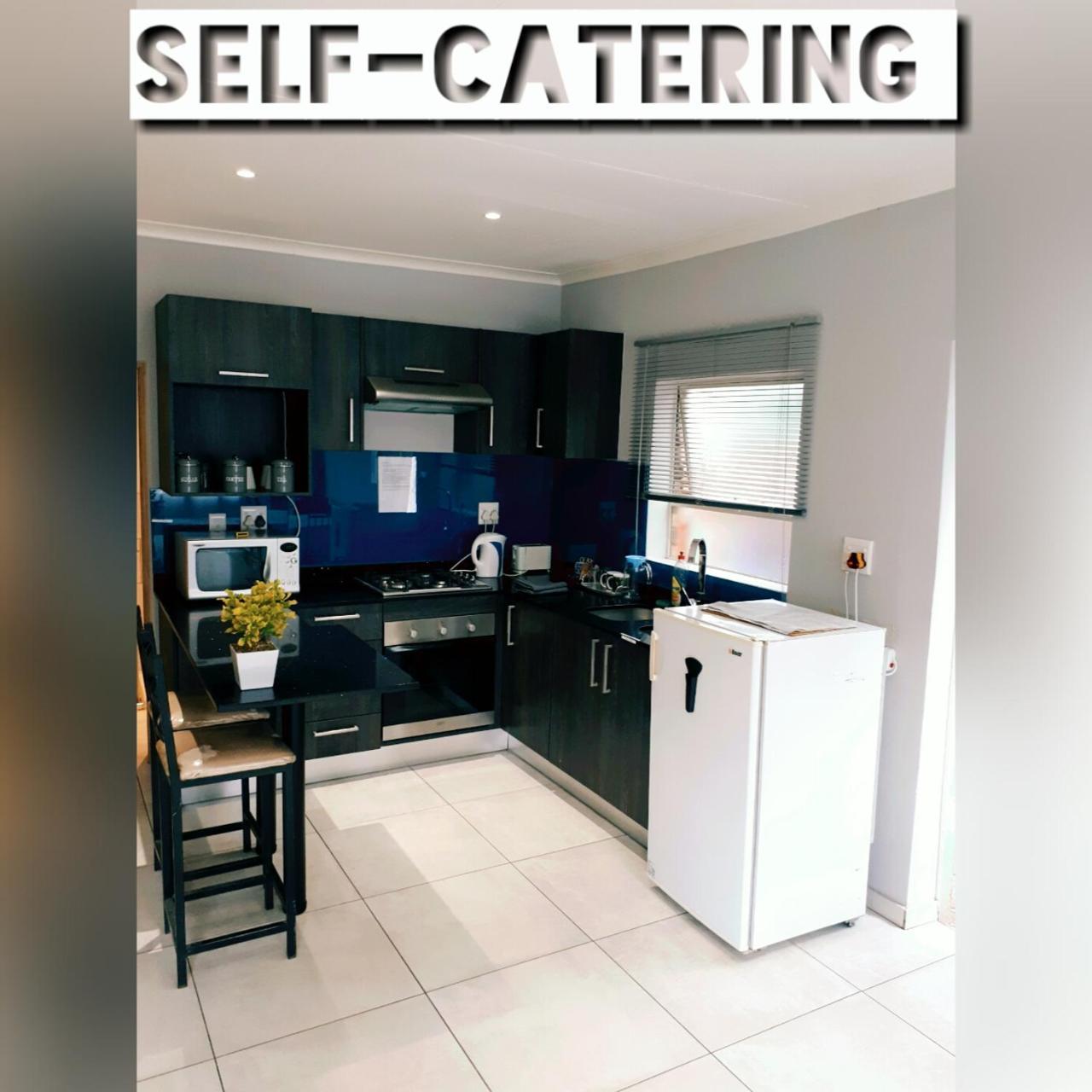 Midrand Guesthouse - Tasa Екстер'єр фото